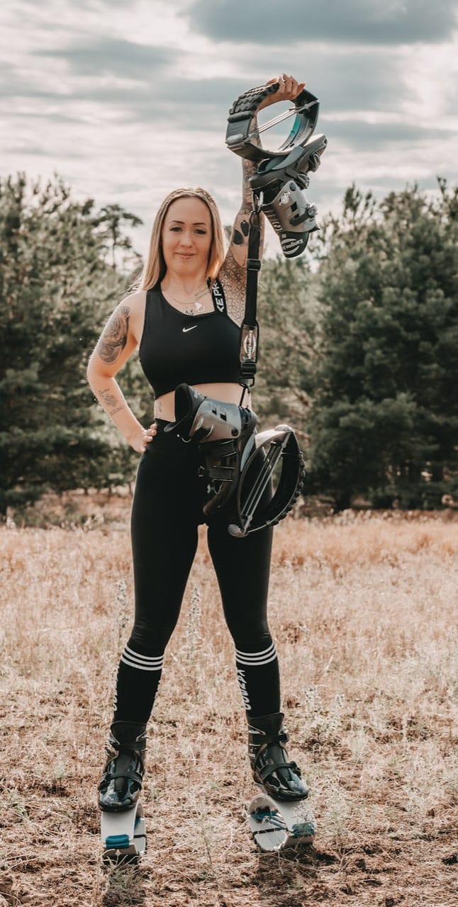 Bild der Trainerin Samantha Bruns mit ihren Kangoo Sprungschuhen.