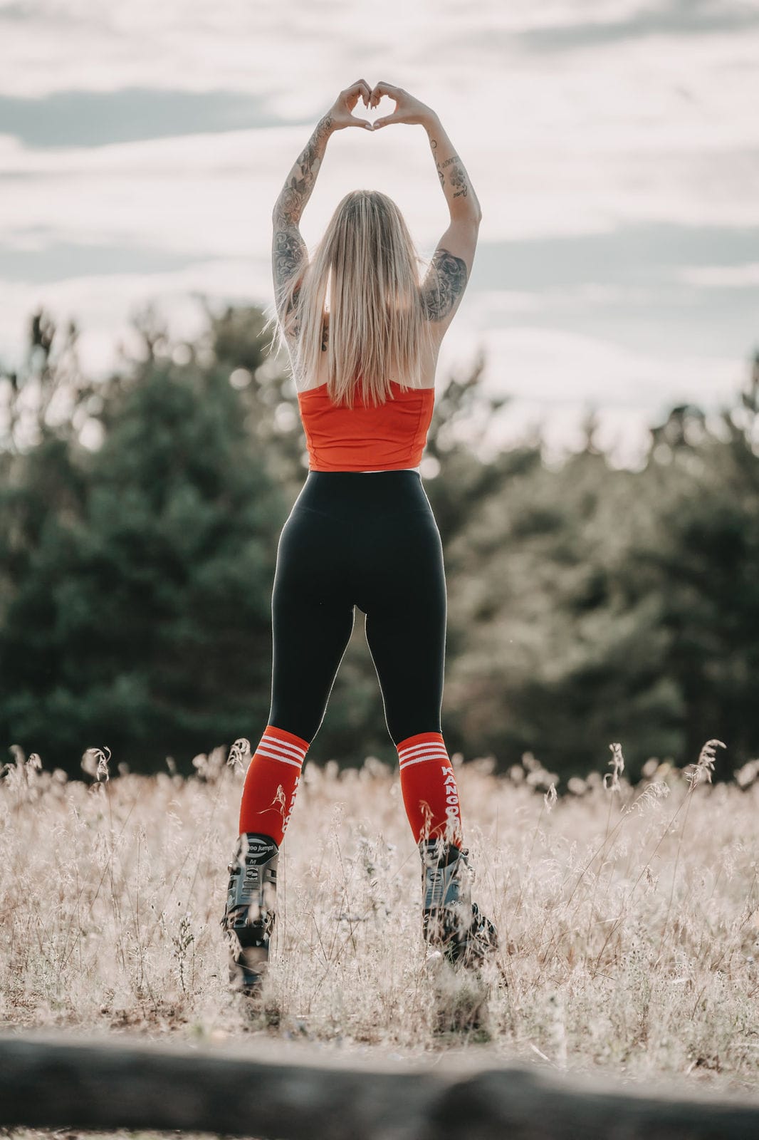 Trainerin Sami mit Kangoo Schuhe von hinten.